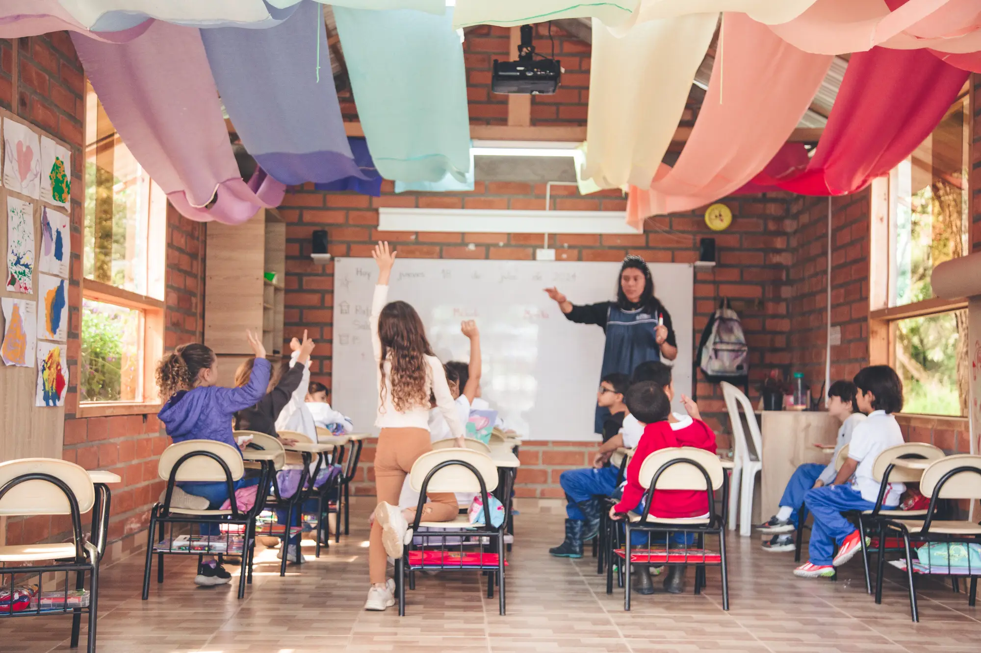 Estudiantes participando en una clase del Colegio Anglo Español
