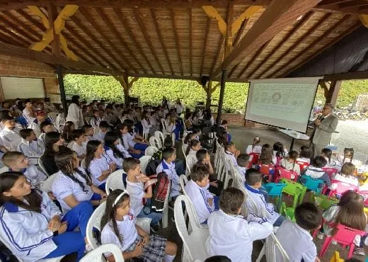 Comunidad educativa reunida en el kiosko