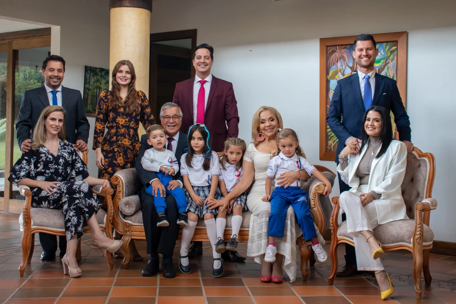 Los fundadores del Colegio Anglo Español con sus hijos y sus nietos, varios de ellos con el uniforme del colegio