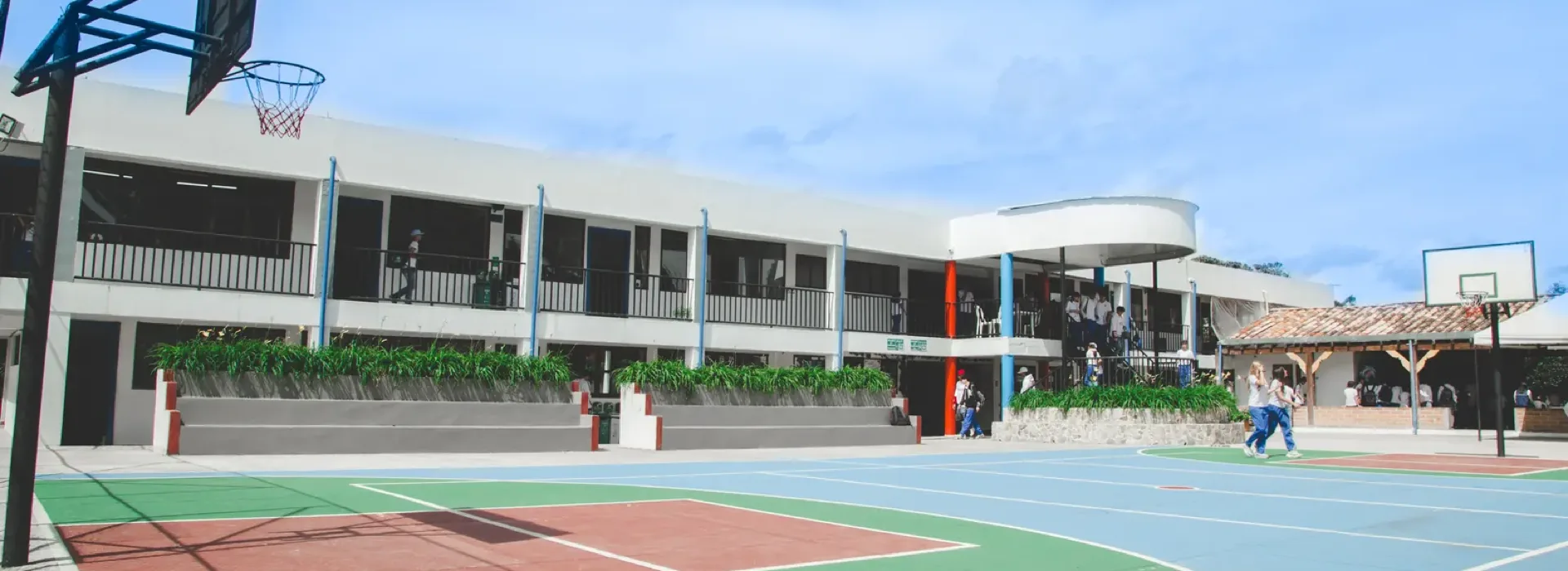 Estudiantes en las canchas al aire libre del Colegio Anglo Español, acompañados por sus docentes