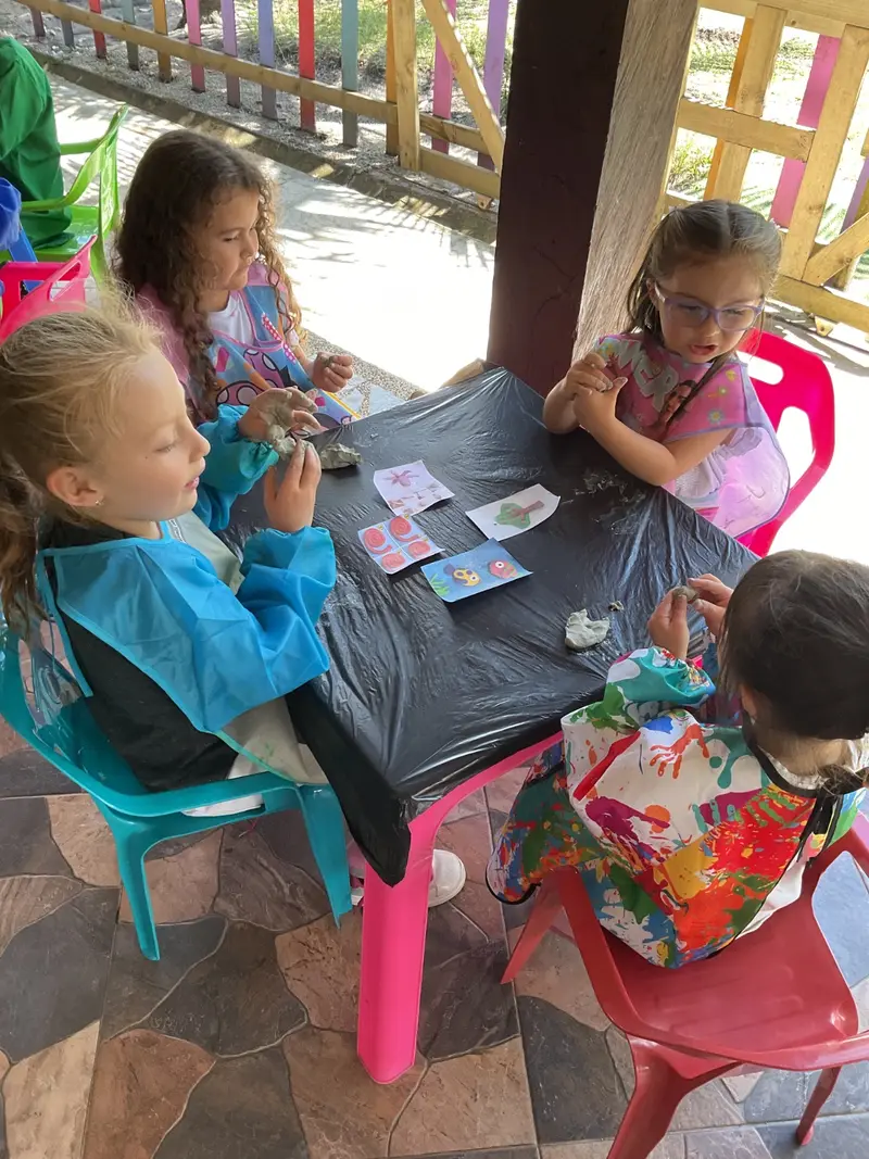 Niños de preescolar modelando figuras de plastilina y arcilla en el aula