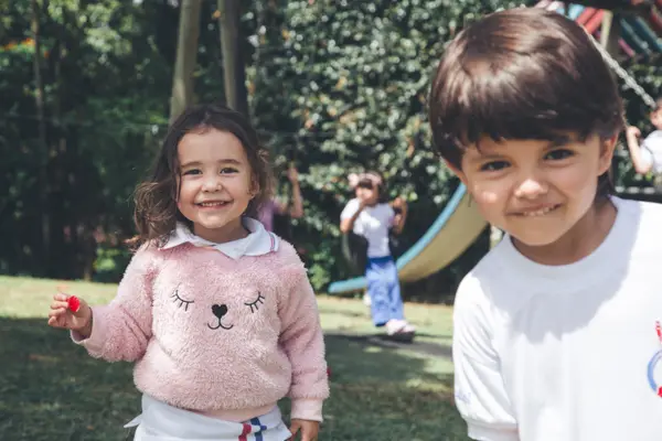Niña de preescolar del Colegio Anglo Español sonriendo en el parque